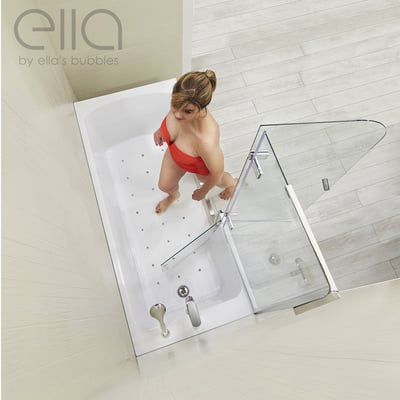 Femme en maillot de bain rouge entrant dans la baignoire à porte allongée Ella avec porte en verre à ouverture vers l’intérieur, vue aérienne