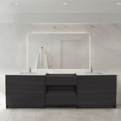 Gran mueble de baño de doble seno en veta de madera oscura, con estante central abierto y espejo retroiluminado contra pared de mármol