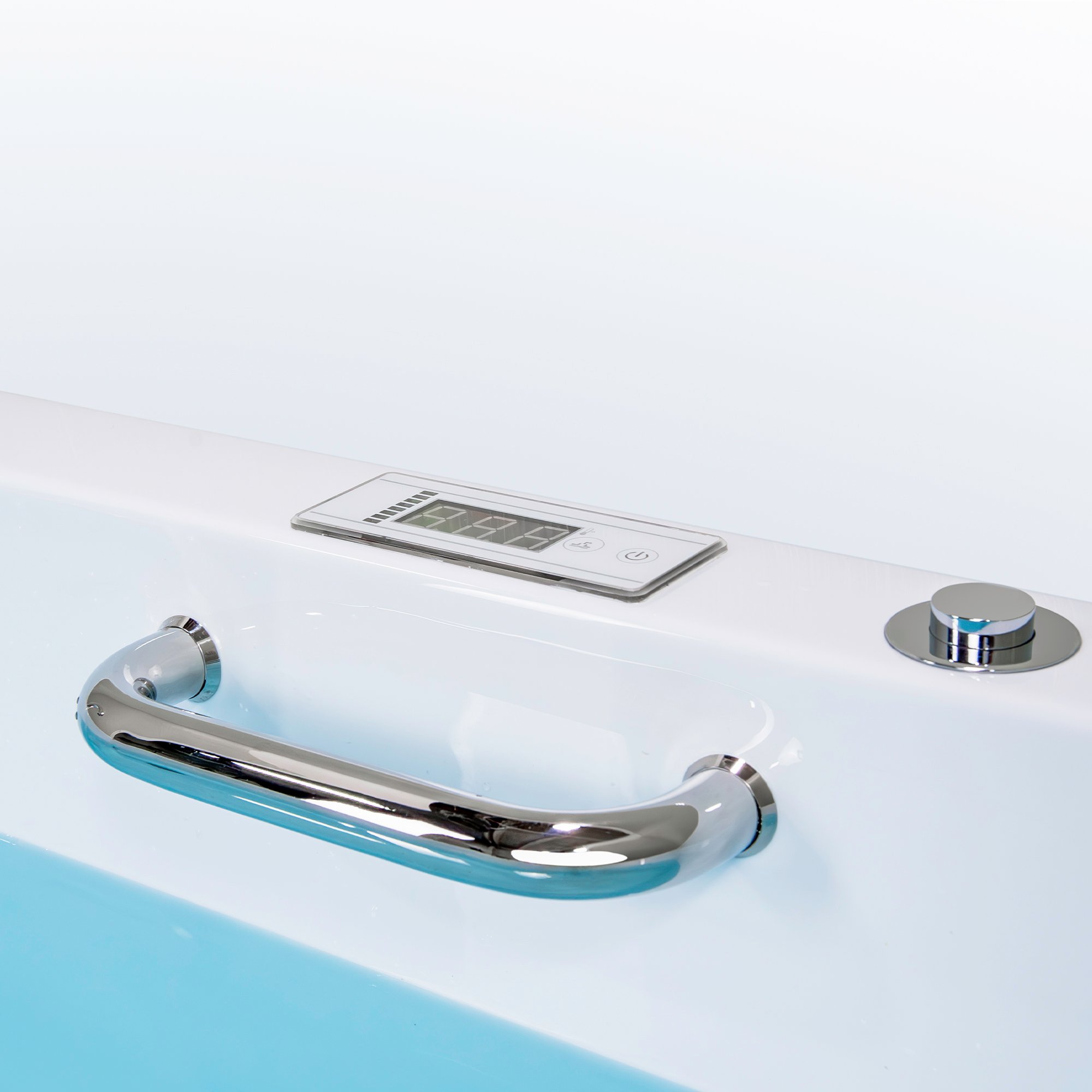 Gros plan sur la barre d'appui chromée et le panneau de commande numérique sur le rebord de la baignoire à transfert Ella HomeCare 32x60