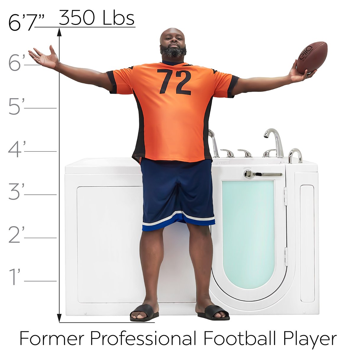 Ancien joueur de football américain d'1,98 m debout à côté de la baignoire à porte Ella Big4One à ouverture vers l'extérieur, avec une toise