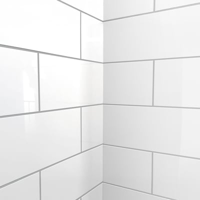 Vista de esquina en detalle de los paneles de pared de ducha de acrílico blanco brillante con diseño de azulejo tipo metro en un kit de plato de ducha accesible de 3 piezas