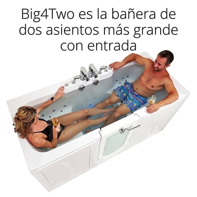 Pareja relajándose junta con champán en la bañera de acceso lateral de 2 plazas más grande Ella Big4Two con jets de hidromasaje