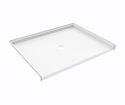 Base de ducha accesible de acrílico blanco con desagüe central y entrada de umbral bajo, vista aislada del producto