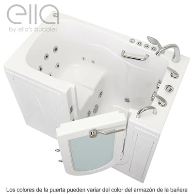 Mujer con albornoz floral entrando en la bañera de acceso fácil Ella Monaco por la amplia puerta de apertura exterior con entrada de paso bajo
