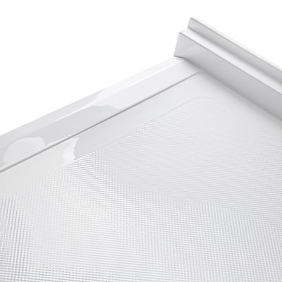 Gros plan de la surface texturée antidérapante du receveur de douche accessible en fauteuil roulant d'Ella's Bubbles avec cadre blanc