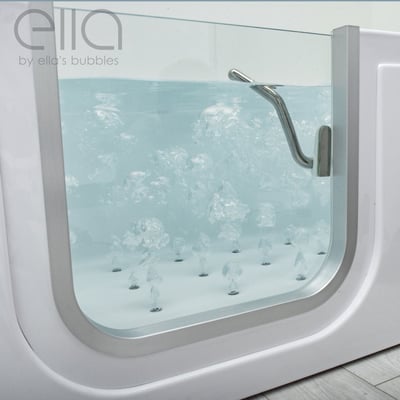 Gros plan de la porte en verre d'une baignoire à porte Ella montrant des jets d'air actifs bouillonnant à travers l'eau claire avec poignée en acier inoxydable