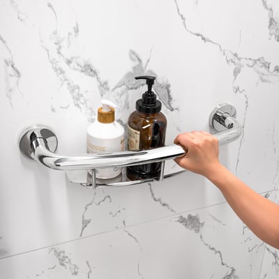Bañeras sin puerta con barras de apoyo en un cuarto de baño accesible