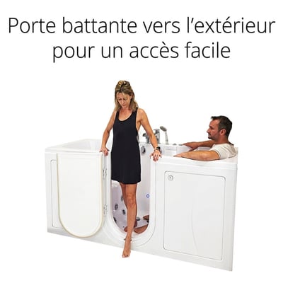 Femme entrant dans la baignoire à porte Ella Big4Two deux places par la porte à ouverture extérieure, tandis qu’un homme se détend à l’intérieur