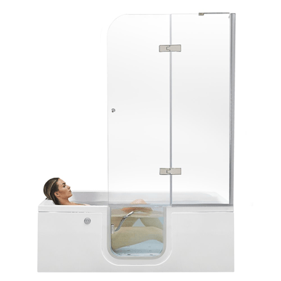 Femme se relaxant dans la baignoire à porte Ella Acrylic Laydown60 avec panneau de douche en verre transparent et porte d'accès latérale