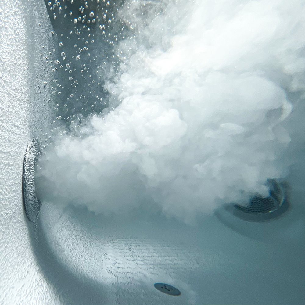 Chorros de microburbujas y sistema de masaje de aire en funcionamiento en una bañera con puerta Ella Elite