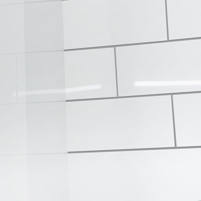 Primer plano del patrón de azulejo tipo metro blanco brillante en paneles de pared de ducha acrílicos Ella con líneas de juntas grises