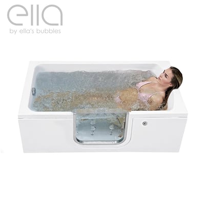 Femme se relaxant dans une baignoire à porte allongée Ella avec hydrojets actifs et porte à ouverture intérieure