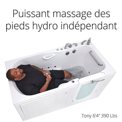 Homme de forte stature se relaxant les yeux fermés avec une boisson dans une baignoire à porte Ella, profitant des jets d’hydromassage pour les pieds