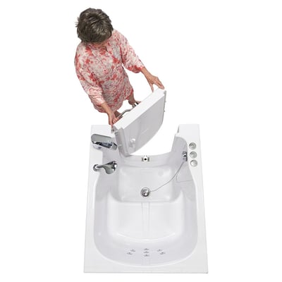 Vue aérienne d’une femme âgée ouvrant la porte battante vers l’extérieur d’une baignoire à porte Ella à entrée frontale avec jets d’hydrothérapie, 32 × 40&nbsp;po