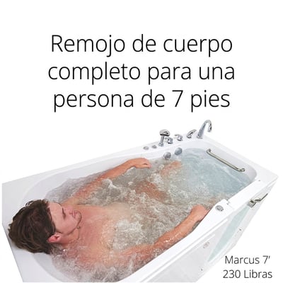 Hombre alto relajándose en un baño de hidromasaje de cuerpo completo dentro de la bañera Ella Shak 36x72 con puerta de apertura exterior