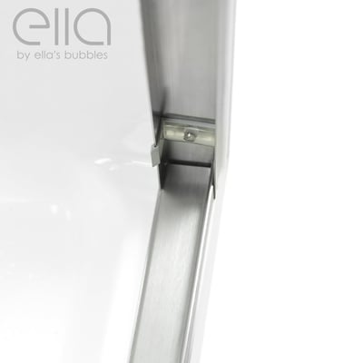 Gros-plan d’une butée de porte en nickel brossé et d’un cadre en acier inoxydable sur la porte de douche coulissante avec cadre Ella Duo en verre transparent