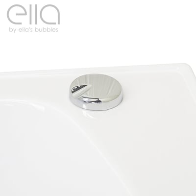 Gros plan d’un bouchon de drain chromé sur la surface en acrylique blanc d’une baignoire à porte allongée Ella
