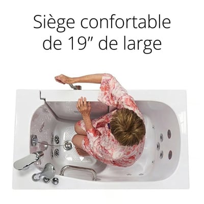 Vue de dessus d’une femme senior assise sur le siège confortable de 19 po de large d’une baignoire Ella avec jets hydromassants
