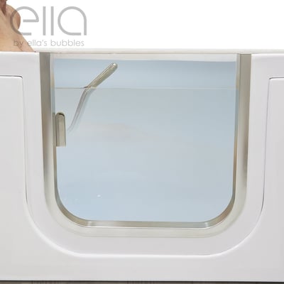 Gros plan de la baignoire à porte allongée Ella's Bubbles montrant la porte à ouverture intérieure transparente avec poignée en nickel brossé et intérieur rempli d'eau
