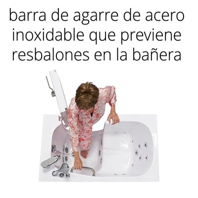 Mujer mayor entrando en una bañera de acceso lateral Ella desde arriba, sujetando la barra de apoyo de acero inoxidable para evitar resbalones