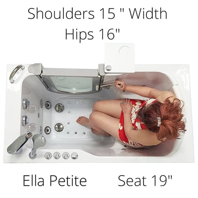 Vue de dessus d’une femme assise dans la baignoire à porte Ella Petite montrant une largeur d’épaules de 15 po et un siège de 19 po