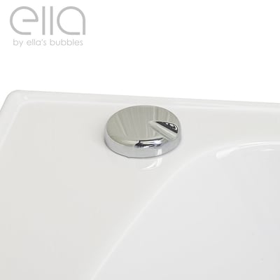 Gros plan d'un bouton de commande de bonde chromé sur la surface en acrylique blanc d'une baignoire à porte Ella