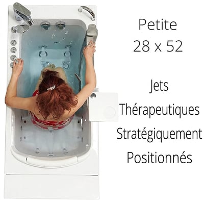 Vue de dessus d’une femme se relaxant dans la baignoire à porte Ella Petite 28x52 avec jets d’eau thérapeutiques stratégiquement positionnés