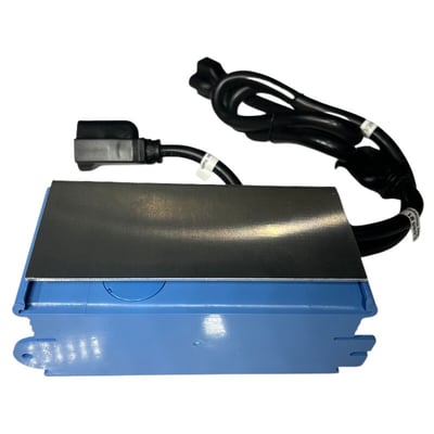 Boîtier de commande électrique bleu pour baignoire à porte avec couvercle métallique et cordon d’alimentation noir et connecteur attachés.