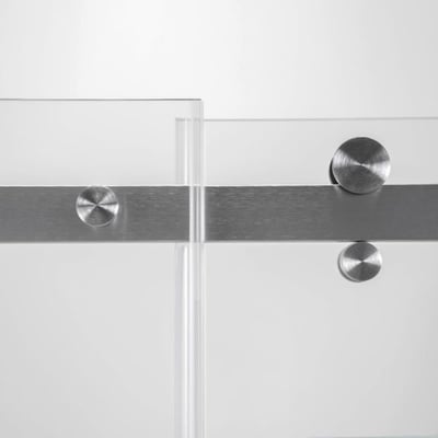 Primer plano de los herrajes de acero inoxidable y el riel de metal cepillado en los paneles de la puerta de ducha corredera de vidrio templado Primo