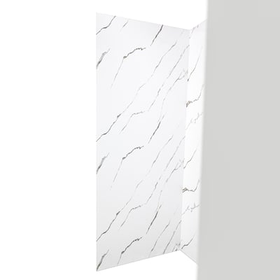 Paneles acrílicos para pared de ducha Calacatta Gold con acabado de aspecto de mármol blanco y vetas doradas en configuración de esquina