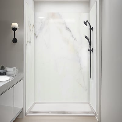 Cabina de ducha accesible Ella con paneles de pared acrílicos de mármol Calacatta Chic, ducha de mano negra y base de desagüe lineal