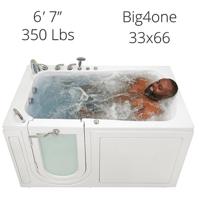 Homme de grande taille se relaxant les yeux fermés et profitant des jets d’hydromassage dans la baignoire à porte Ella Big4one 33x66, supportant jusqu’à 350 lb