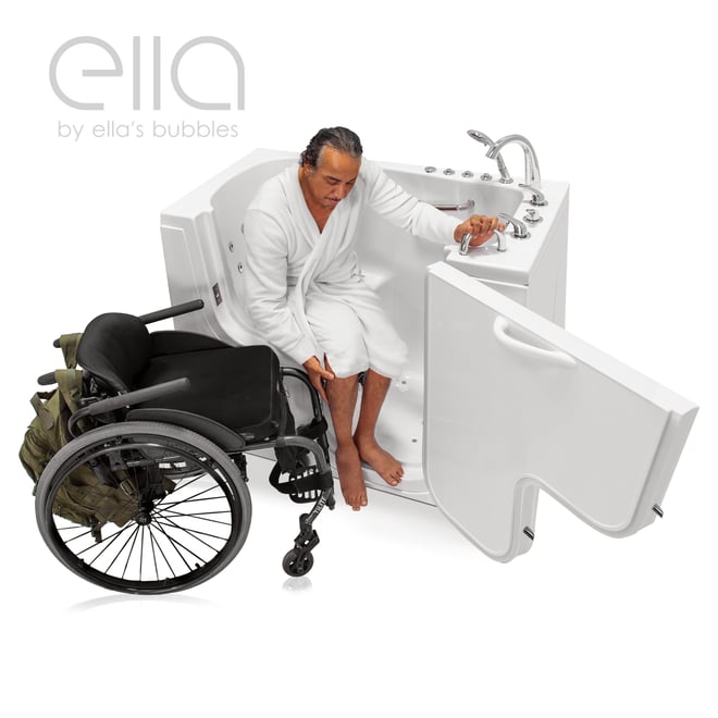 Usuario de silla de ruedas con bata blanca trasladándose a la bañera con puerta Ella Transfer 30 con la puerta de apertura exterior abierta