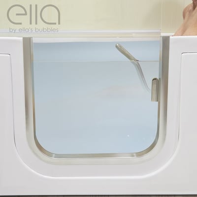 Gros plan de la porte transparente à ouverture vers l’intérieur de la baignoire à porte allongée Ella avec cadre et poignée en acier inoxydable, remplie d’eau