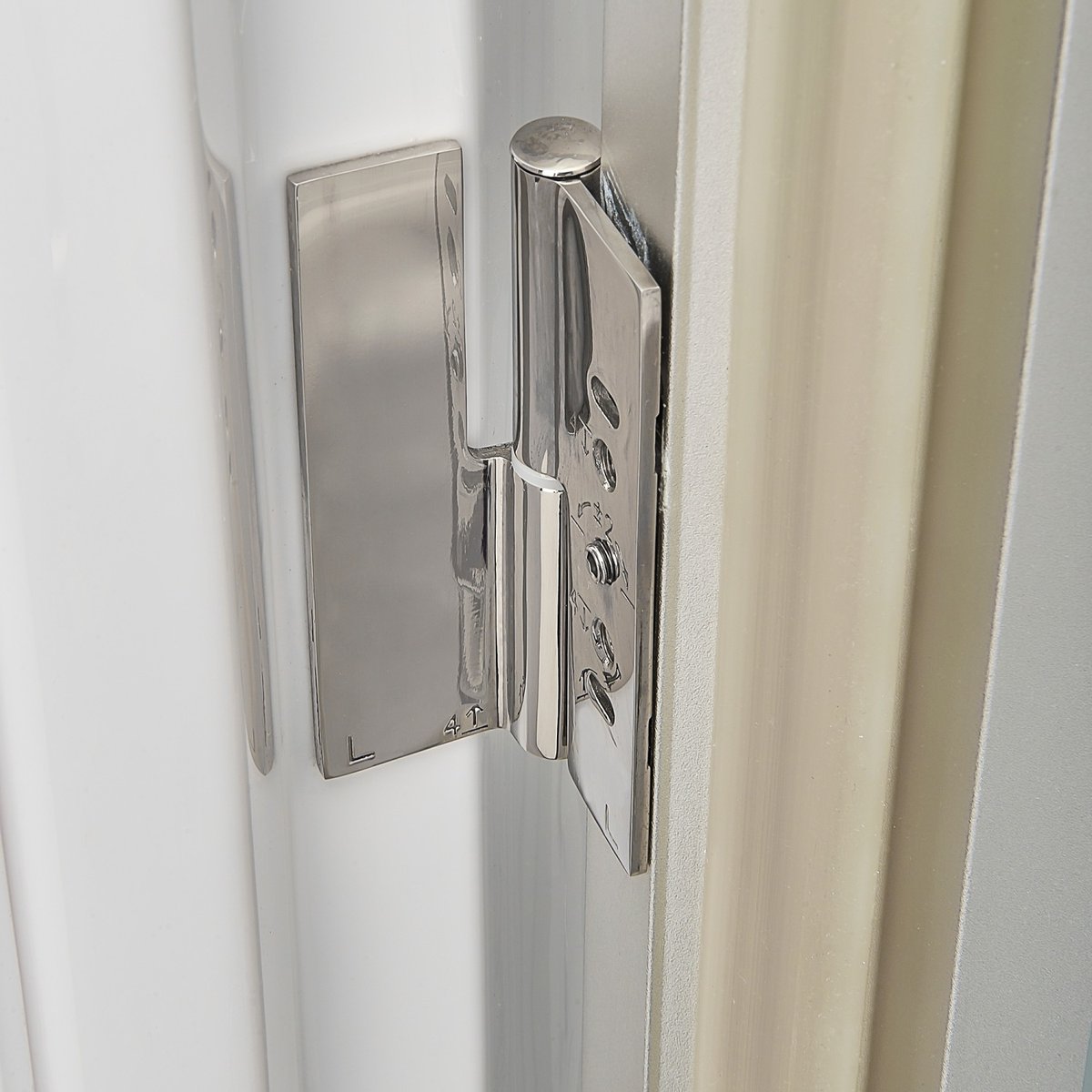 Gros plan sur la charnière de porte en acier inoxydable poli du cadre de porte d'une baignoire à porte Ella Ultra