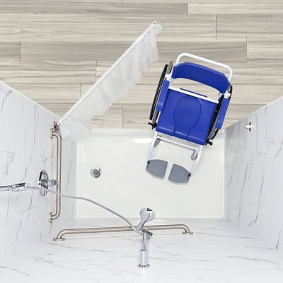 Vue aérienne d'un fauteuil roulant de douche bleu à l'intérieur d'une cabine de douche accessible avec barres d'appui et douchette à main