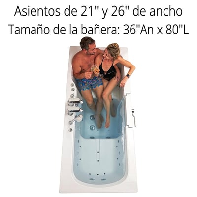 Pareja brindando con bebidas mientras está sentada junta en la bañera de acceso lateral de dos plazas Ella Big4Two, 36" de ancho × 80" de largo