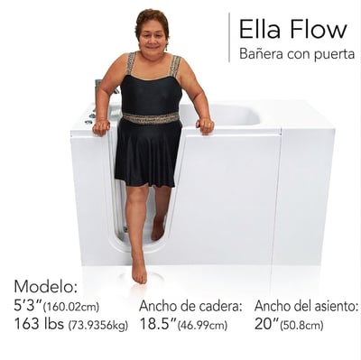 Mujer saliendo de la bañera Ella Flow mostrando la entrada de umbral bajo y el amplio asiento de 50,8 cm de ancho