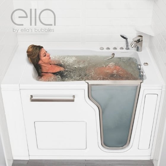 Mujer recostada y disfrutando de un baño con hidromasaje dentro de la bañera de acceso Ella Ultra con puerta lateral de cristal