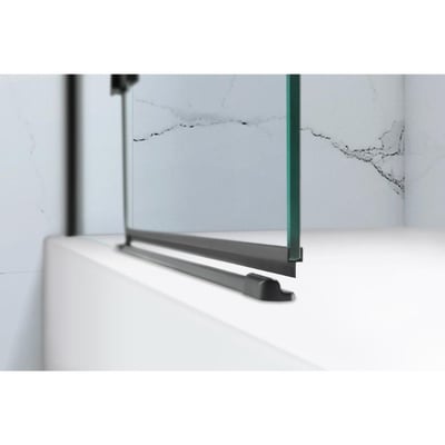Gros plan du rail inférieur noir mat et du joint sur la porte de baignoire pliante sans cadre Ella Tidy, montée sur le rebord blanc de la baignoire