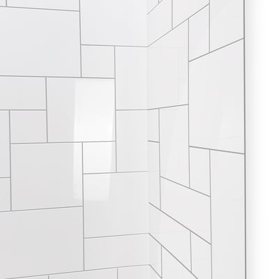 Primer plano de los paneles del kit de pared de ducha de acrílico QuadQuilt de 3 piezas en blanco brillante con líneas de lechada grises