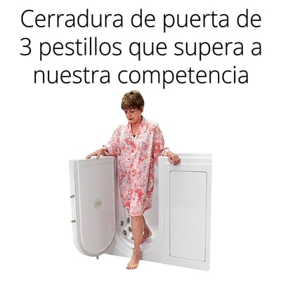 Mujer mayor con bata floral saliendo de una bañera de acceso lateral Ella Mobile con puerta de apertura exterior y sistema de cierre de 3 pestillos