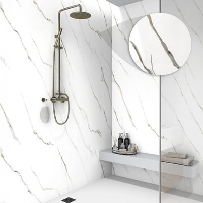 Cabina de ducha accesible Ella con paneles de pared acrílicos Calacatta Gold blancos, rociador de efecto lluvia y asiento de banco integrado