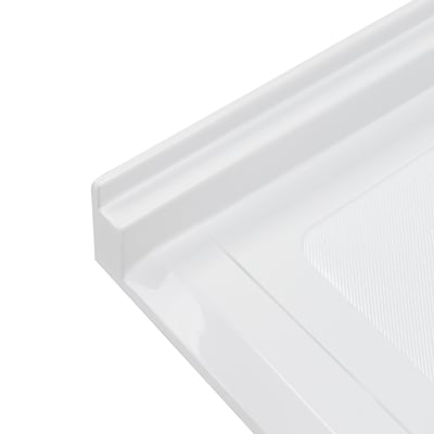 Gros plan du coin arrière d'un receveur de douche accessible en fauteuil roulant blanc Ella avec sol texturé antidérapant