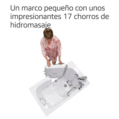 Mujer mayor abriendo la puerta de apertura exterior de una bañera compacta de acceso lateral Ella con 17 hidrochorros - vista superior