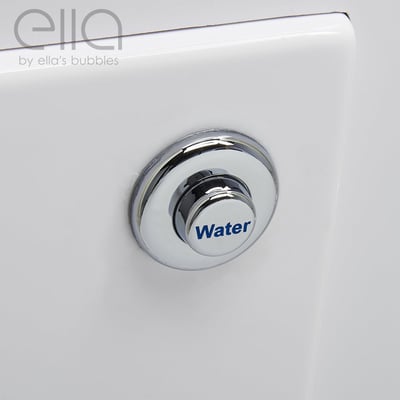 Gros plan d'un bouton de commande de jet d'eau chromé sur la surface en acrylique blanc d'une baignoire à porte Ella