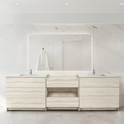 Mueble de baño moderno de doble seno con armarios en veta de roble claro, encimera de piedra blanca y espejo retroiluminado