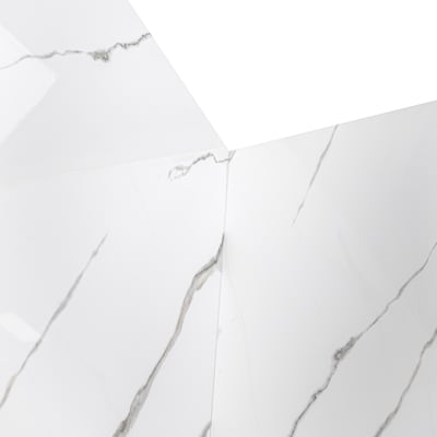 Primer plano de la junta de esquina de pared de ducha de paneles acrílicos Calacatta Gold con patrón de vetas de aspecto de mármol blanco
