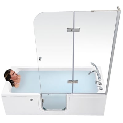 Femme se relaxant dans une baignoire à porte allongée Ella avec paroi de douche en verre, robinet chromé et porte latérale