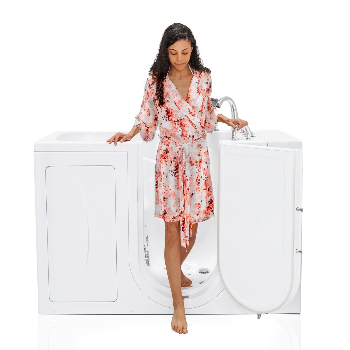 Mujer entrando en la bañera con puerta Ella Capri de 30x52 a través de su amplia puerta abierta de apertura hacia afuera con panel de vidrio para ver el interior